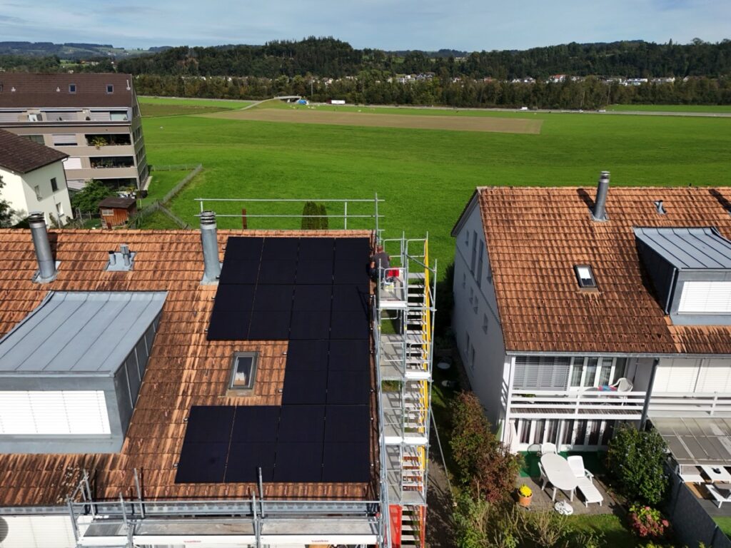 Ästhetisch integrierte Photovoltaikanlage auf Ziegeldach eines Einfamilienhauses in der Schweiz