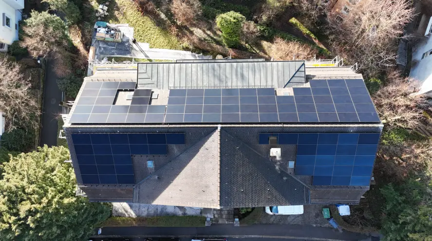 Luftaufnahme einer Photovoltaikanlage in Zürich 8006 auf Wohngebäude