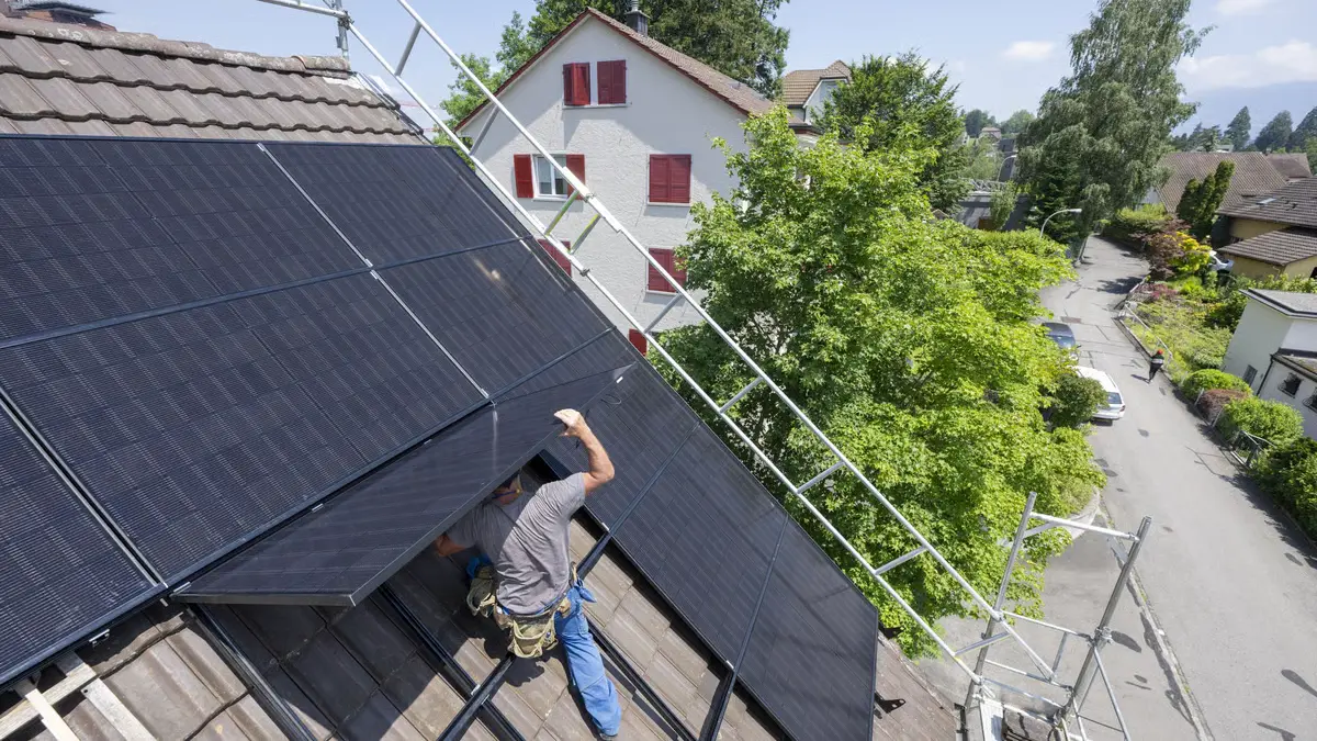 Seriöse Solarfirma Zürich prüft Solaranlage nach Hagelschaden