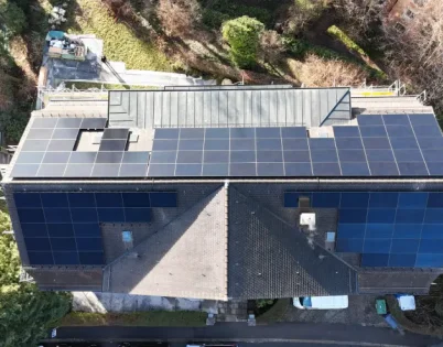 Luftaufnahme-einer-Photovoltaikanlage-in-Zuerich-8006-auf-Wohngebaeude-1.webp